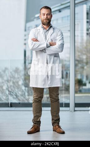 Ärzte bilden eine starke Säule im Gesundheitssystem. Porträt eines Arztes, der in einem Krankenhaus steht. Stockfoto