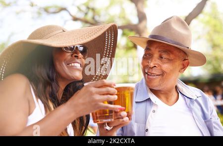 Heres zu uns. Eine kurze Aufnahme eines reiferen Paares, das im Vorgarten spricht. Stockfoto