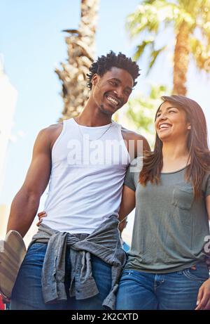 Ich gehe überall hin, solange es bei dir ist. Aufnahme eines glücklichen jungen Paares, das einen Spaziergang durch die Stadt macht. Stockfoto