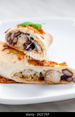 Burrito gefüllt mit Hühnerfleisch und roten Bohnen Stockfoto