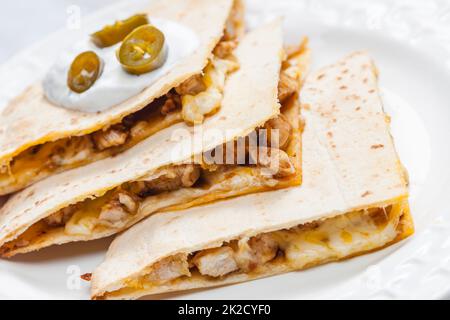 Quesadilla mit Hühnerfleisch und Jalapenos Stockfoto