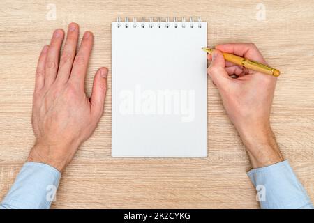 Handschrift in weißem, unbeschriftetem, offenem Spiralnotizbuch Stockfoto