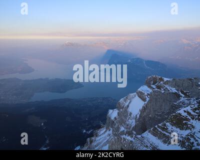 Blick vom Pilatus in Richtung Horw. Buergenstock wirft einen Schatten auf den Rigi. Stockfoto