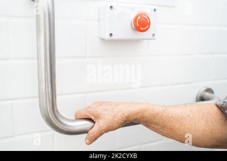 Asiatische ältere oder ältere alte Dame Frau Patienten verwenden Toilette Badezimmer Griff Sicherheit in Krankenpflege-Station, gesund starke medizinische Konzept. Stockfoto