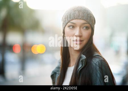 Shes eine städtische Frau. Aufnahme einer attraktiven jungen Frau in der Stadt. Stockfoto