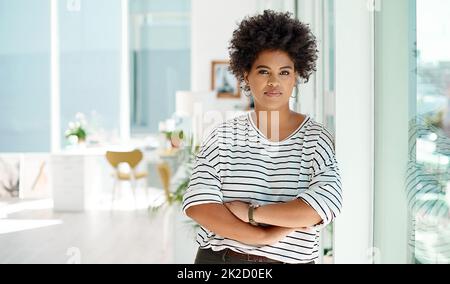 Ein erfolgreicher Unternehmer zu werden, geschieht nicht einfach über Nacht. Porträt einer jungen Geschäftsfrau, die in einem Büro steht. Stockfoto