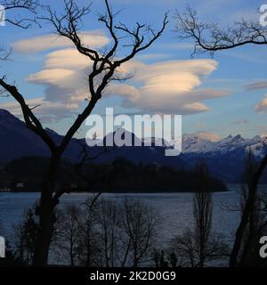 Runde weiße Wolken über dem Vierwaldstättersee. Stockfoto