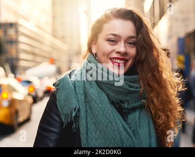 Shes hat etwas für die Stadt. Aufnahme einer attraktiven jungen Frau in der Stadt. Stockfoto