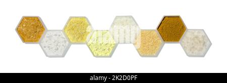 Chemischer Inhaltsstoff in hexagonalem molekularförmigem Behälter. Carnaubawachs, Cetyl-Ester-Wachs, Natriumsulfid-Flocken, Schwefelpulver, Mikrokristallines Wachs, Candelilla Wax, Curcuma Powder und Flake Salz. Stockfoto