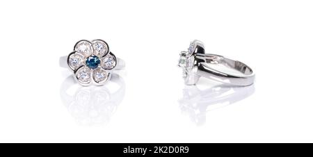 Blauer Saphir mit Tanzanit-Ring auf weißem Hintergrund mit Spiegelung. Kollektion von natürlichen Edelsteinen Accessoires. Studioaufnahme Stockfoto