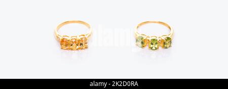 Citrin und Peridot mit Diamantschweiß oder Edelsteinring auf weißem Hintergrund mit Reflexion. Kollektion von natürlichen Edelsteinen Accessoires. Studioaufnahme Stockfoto