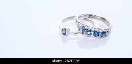 Blaue Saphire Schmuck oder Edelsteine Ring auf weißem Hintergrund mit Reflexion. Kollektion von natürlichen Edelsteinen Accessoires. Studioaufnahme Stockfoto