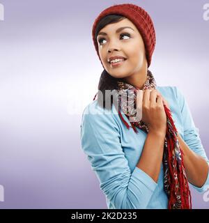 Der Winter ist da. Eine junge Frau posiert in Winterkleidung. Stockfoto