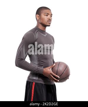 Basketball ist alles, was er denkt. Ein hübscher junger Basketballspieler, der im Studio steht. Stockfoto