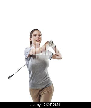 Gehen Sie auf Distanz und Genauigkeit. Studioaufnahme einer jungen Golferin, die ihren Schwung isoliert auf Weiß übt. Stockfoto