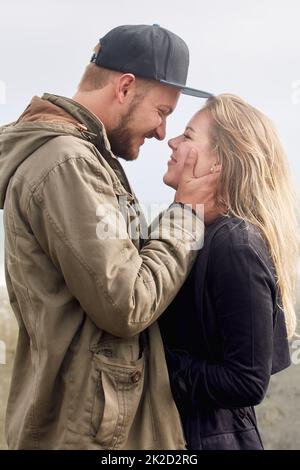 Sich in ihren Augen verlaufen. Aufnahme eines liebevollen jungen Paares, das im Freien Zeit zusammen verbringt. Stockfoto