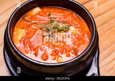 Koreanische traditionelle Kimchi jjigae-Suppe in einer Schüssel im Restaurant Stockfoto