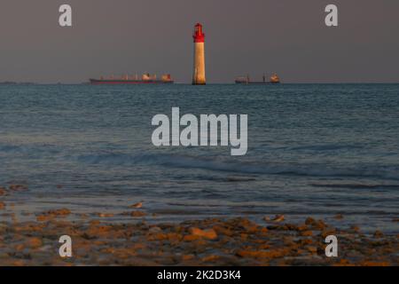 PHARE de Chauvea bei Ile de Re mit Schiffen nach La Rochelle, Pays de la Loire, Frankreich Stockfoto