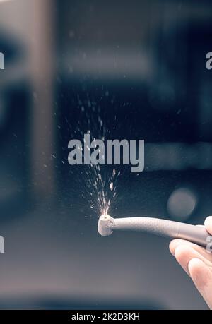 Dentalbohrmaschine mit Wasser Stockfoto