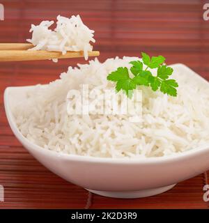 Japanischer Reis mit Stäbchen Stockfoto