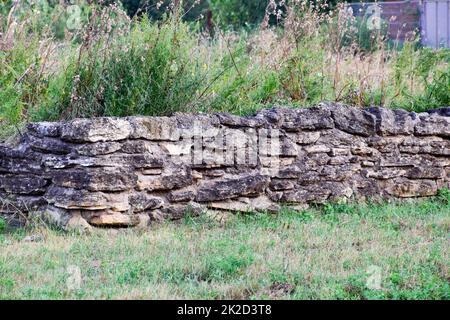 Eine alte Ruine Wand aus Trümmern. Stockfoto