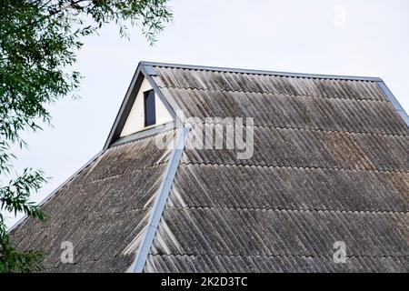 Dach vom alten Schiefer. Dach des Hauses. Wellpappe Schiefer Stockfoto