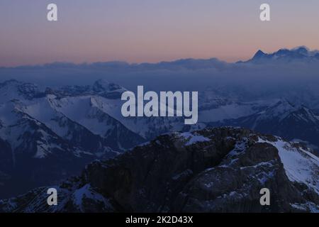 Arnigrat, Matthorn und Fernansicht des Mount Finsteraarhorn. Stockfoto