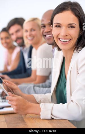 In diesem Büro lächelt es. Porträt einer vielfältigen Gruppe von Arbeitskollegen. Stockfoto