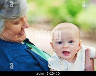 Kleine Jungen sind nur verkleidete Superhelden. Eine kleine Aufnahme eines Jungen, der Zeit mit seiner Großmutter im Freien verbringt. Stockfoto