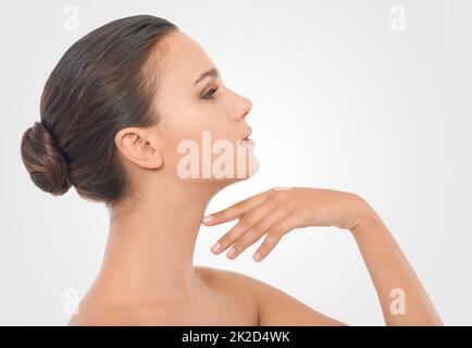 Perfektion perfektionieren. Studio-Beauty-Aufnahme einer attraktiven Brünette Frau. Stockfoto