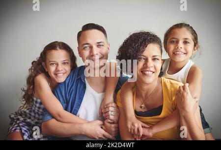 Es sind die kleinen Dinge im Leben, die am wichtigsten sind. Porträt einer glücklichen jungen Familie, die viel Zeit miteinander verbringt. Stockfoto