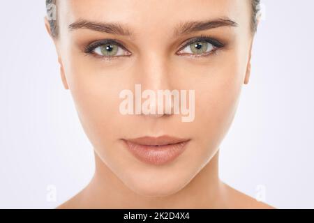 Perfektion perfektionieren. Studio-Beauty-Aufnahme einer attraktiven Brünette Frau. Stockfoto