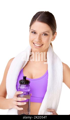 Hydratation bedeutet gesund zu bleiben. Studioporträt einer sportlichen jungen Frau mit einem Handtuch über den Schultern und einer isolierten Wasserflasche auf Weiß. Stockfoto