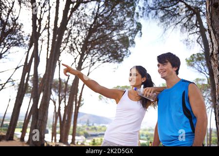 So. Kurzer Schuss eines jungen Paares, das im Wald trainiert. Stockfoto