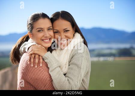 Friedship das wird dauern. Zwei junge Freundinnen stehen glücklich im Freien. Stockfoto