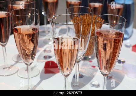 Gläser voller Champagner auf einem Tisch Stockfoto