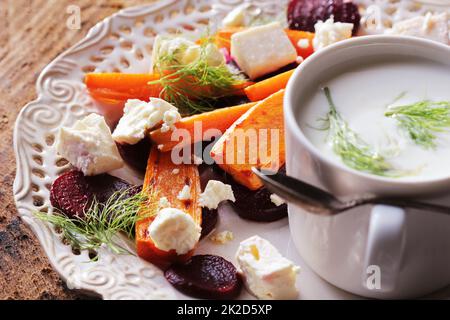 Gesund gegrilltes Rüben, Karotten Salat mit Käse Feta, Fenchel und griechischer Joghurt in kleinen Glasschalen auf der rustikalen Holztisch, Ansicht von oben Stockfoto