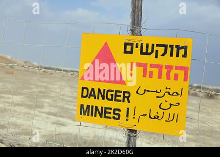 Minenfeld-Warnschild bei Golanhöhen zwischen Syrien und Israel Stockfoto