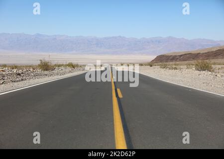 Straße durch den Death Valley-Nationalpark. Kalifornien. USA Stockfoto