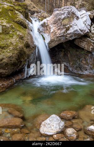 Kleiner Wasserfall bei Kuhflucht Creek in der Nähe von Grainau, Garmisch Partenkirchen im Winter Stockfoto