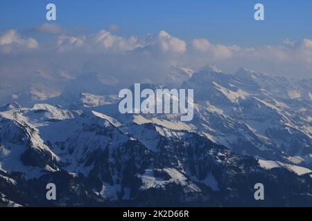 Schroffe Berge in den Schweizer Alpen. Stockfoto