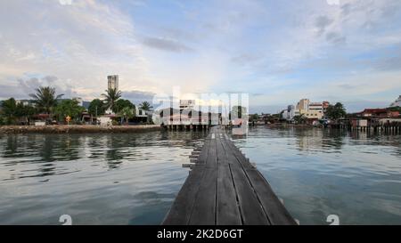 Eine hölzerne Brücke auf dem Meer in der Nähe des Stegs des Clans Stockfoto