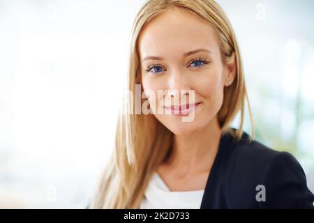 Es gibt kein Halten sie in der Geschäftswelt. Aufnahme einer gut gekleideten Frau, die die Kamera anschaut. Stockfoto