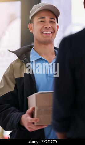 Pünktlich. Aufnahme eines Kurierdienstes, der eine nicht identifizierbare Geschäftsfrau in ihrem Büro angeliefert hat. Stockfoto