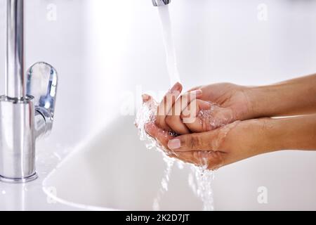 Gesunde Hygienestandards zu praktizieren. Kurzer Schuss einer Frau, die sich an einem Waschbecken die Hände wusch. Stockfoto