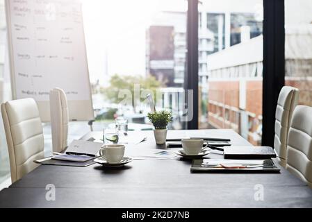 Das Geschäft wird für den Tag unterbrochen. Aufnahme eines leeren Sitzungssoirs mit Tisch und Stühlen. Stockfoto