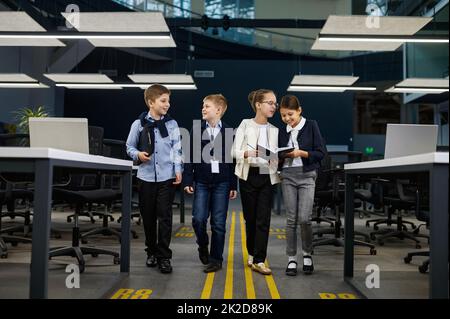 Das Business-Team der Kinder diskutiert die Arbeit im Büro Stockfoto