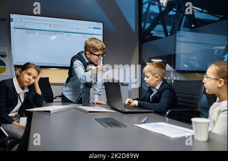 Wütender kleiner Chef, der das Arbeitsteam anruft Stockfoto