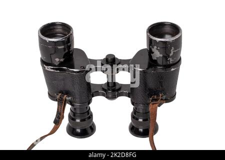 Vintage-Fernglas isoliert. Nahaufnahme eines alten deutschen Ferngläsers mit Lederriemen, die vom Militär während des Zweiten Weltkriegs verwendet wurden, isoliert auf Weiß. Makro. Stockfoto