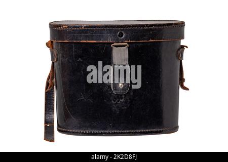 Vintage Ledertasche isoliert. Nahaufnahme einer alten schwarzen Ledertasche oder eines Kofferraums für ein altes deutsches Fernglas auf weißem Hintergrund. Makro. Stockfoto